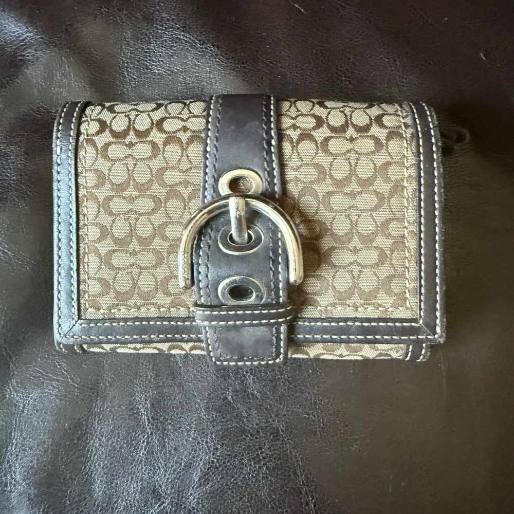 Authentic Coach Wallet 
Brown Leather Buckle Logo Monogram Signature